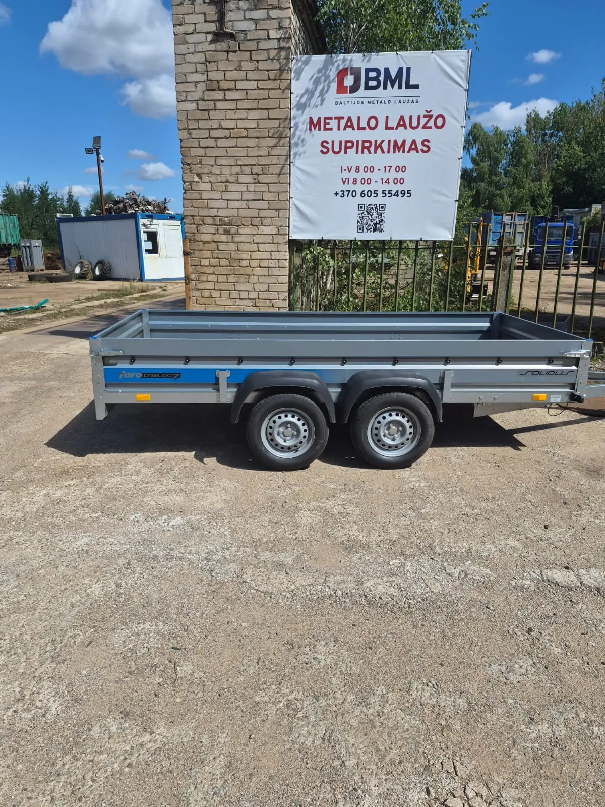 BML auto piekabe metāla atvešanai laukumā Panevēžā